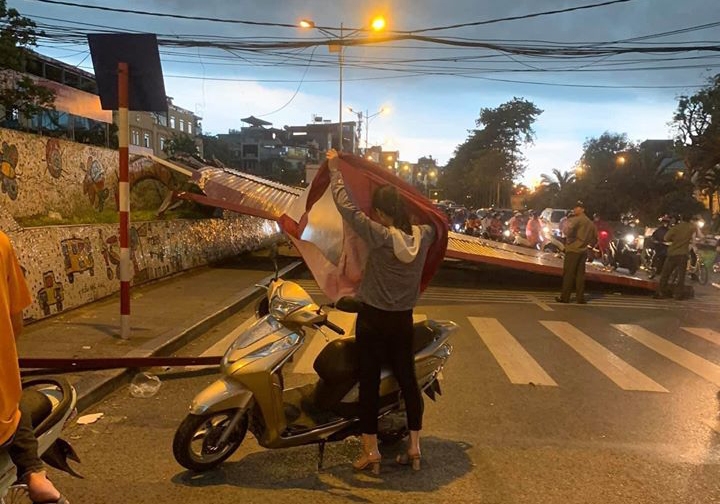 gio cuon mai ton khung bay ra giua duong yen phu