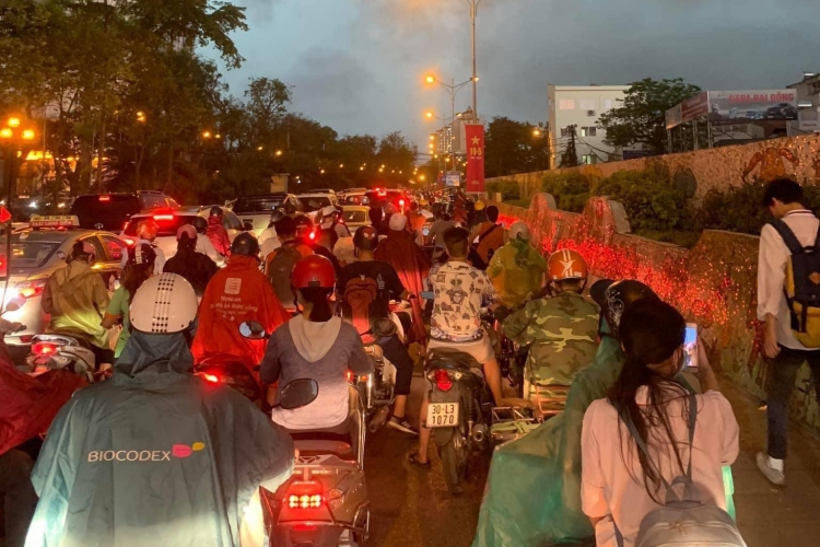 gio cuon mai ton khung bay ra giua duong yen phu