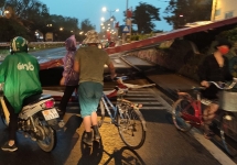 Cơn dông cuối chiều cuốn mái tôn 