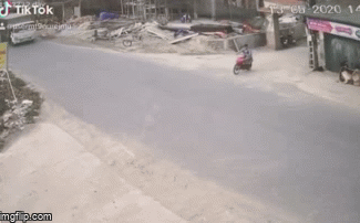 Sang đường thiếu quan sát, người đàn ông gặp tai nạn kinh hoàng