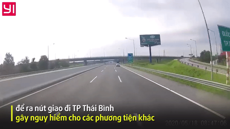 Ô tô ngang nhiên đi lùi trên cao tốc Hà Nội - Hải Phòng