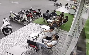 Đang uống cà phê, tấm kính rơi trúng nhóm thanh niên