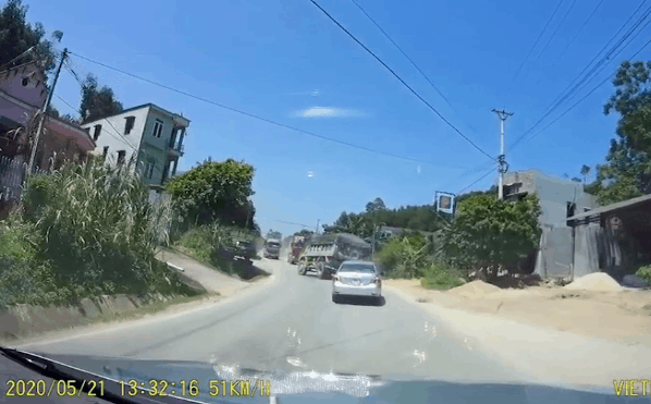 Tránh xe container vượt ẩu, xe ben gặp tai nạn kinh hoàng