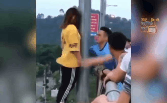Chàng trai bất ngờ ôm chặt, cứu cô gái trước hiểm nguy