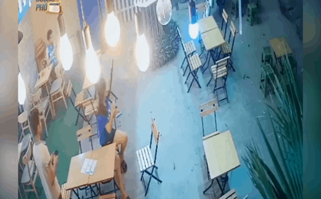 Xe máy "xé gió" lao nhanh vào quán nước