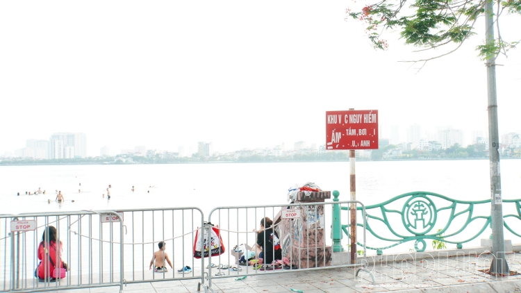 Dân Hà Nội tắm cùng chó cưng ở Hồ Tây dan ha noi tam cung cho cung o ho tay