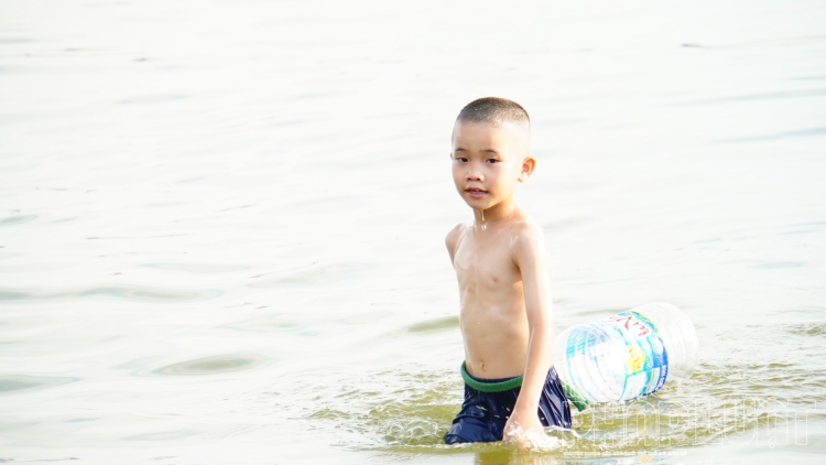 Dân Hà Nội tắm cùng chó cưng ở Hồ Tây dan ha noi tam cung cho cung o ho tay