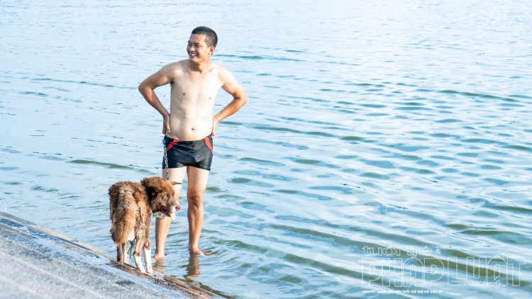 Dân Hà Nội tắm cùng chó cưng ở Hồ Tây dan ha noi tam cung cho cung o ho tay