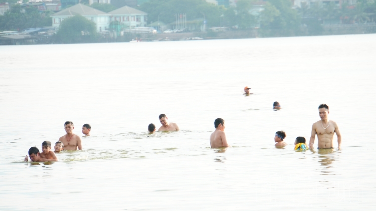 Dân Hà Nội tắm cùng chó cưng ở Hồ Tây dan ha noi tam cung cho cung o ho tay