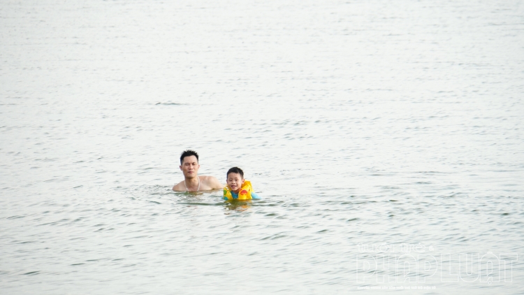 Dân Hà Nội tắm cùng chó cưng ở Hồ Tây dan ha noi tam cung cho cung o ho tay