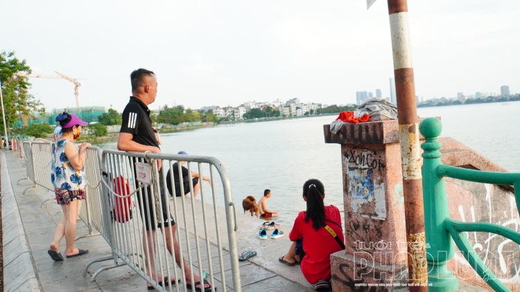 Dân Hà Nội tắm cùng chó cưng ở Hồ Tây dan ha noi tam cung cho cung o ho tay