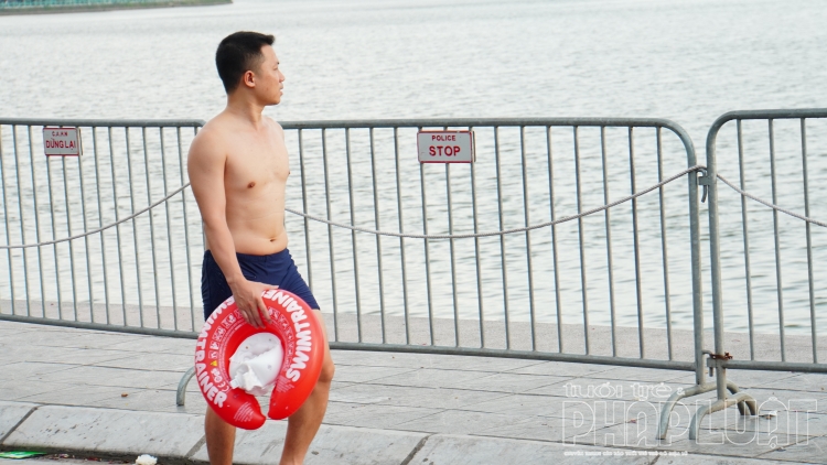 Dân Hà Nội tắm cùng chó cưng ở Hồ Tây dan ha noi tam cung cho cung o ho tay