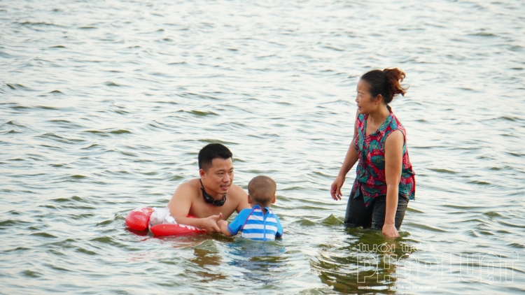 Dân Hà Nội tắm cùng chó cưng ở Hồ Tây dan ha noi tam cung cho cung o ho tay