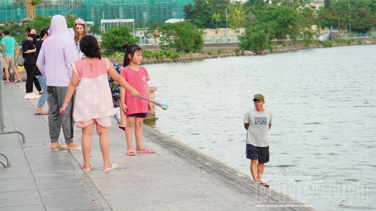 Dân Hà Nội tắm cùng chó cưng ở Hồ Tây dan ha noi tam cung cho cung o ho tay