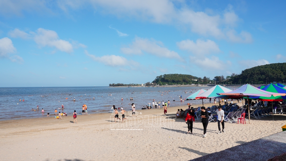 Khu du lịch Đồ Sơn là một trong những điểm nghỉ mát nổi tiếng tại Hải Phòng. Trong ngày đầu kì nghỉ lễ, hàng nghìn du khách đổ về các bãi biển tại Đồ Sơn