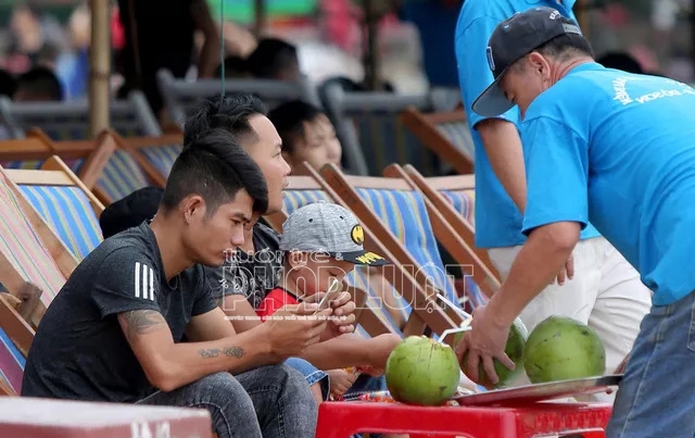 Bất chấp dịch bệnh, hàng nghìn người vẫn đổ về Đồ Sơn