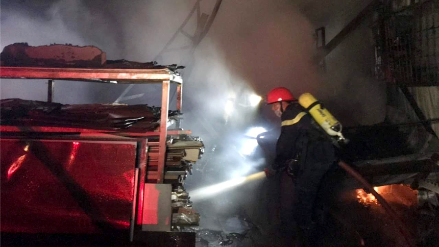Xảy cháy trong đêm tại xưởng tái chế nhựa ở thị xã Sơn Tây