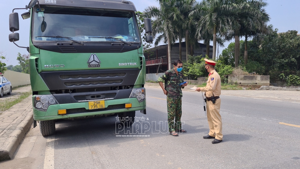 Xe tải biển kiểm soát 29H-735.1X do lái xe Phùng Tiến V có biểu hiện cơ nới thành thùng, chở hàng quá tải trọng