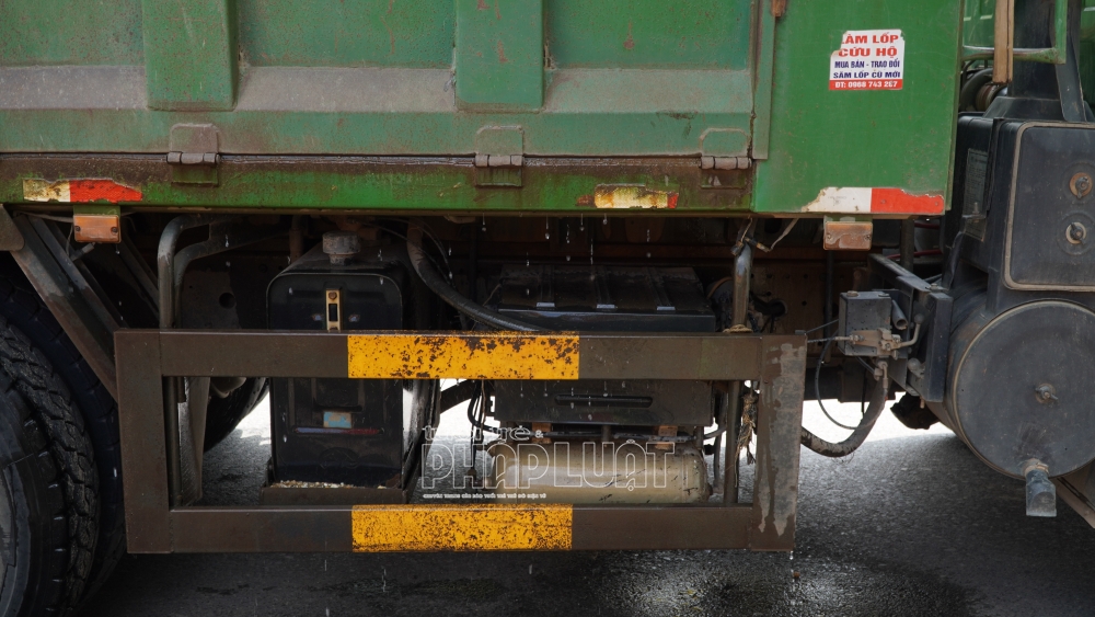Chở vật liệu khiến nước chảy không ngừng - lái xe tải chịu phạt 4 triệu đồng