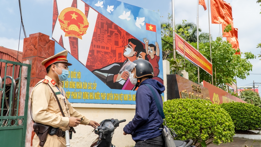 Kết hợp linh hoạt giữa xử lý vi phạm - truyên truyền bầu cử và phòng dịch bệnh