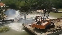 Cần cẩu gãy đôi khi nhấc xe tải khỏi mặt nước