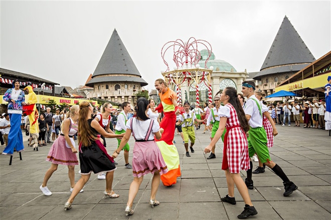 Hơn 200 nghệ sĩ quốc tế trình diễn nghệ thuật trên đỉnh Bà Nà