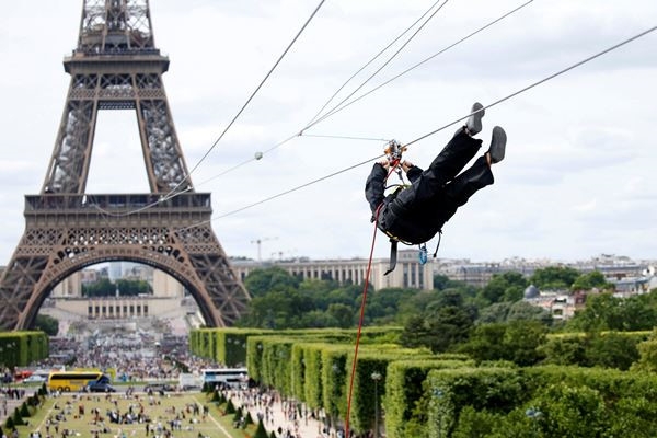 Trải nghiệm trượt cáp treo 90 km/h từ tháp Eiffel