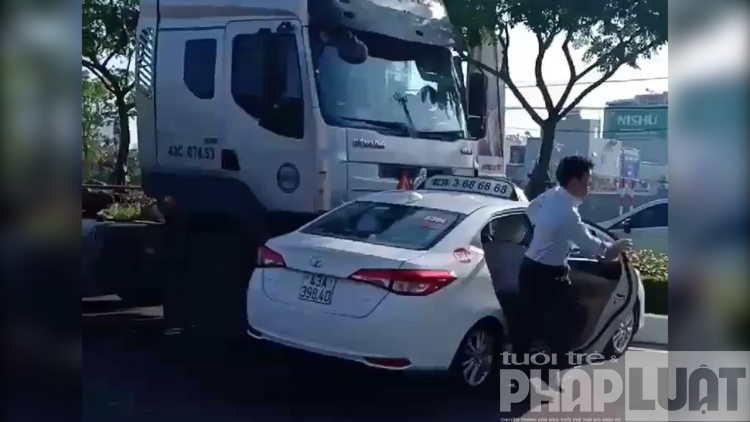 Đà Nẵng: Xe container húc kéo lê xe taxi hàng chục mét trên đường