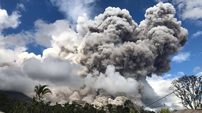 Núi lửa phun cột tro khổng lồ cao 7 km ở Indonesia