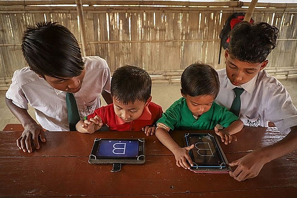 thu hoc phi bang chai nhua tui nilong ngoi truong lam doi thay ca thi tran