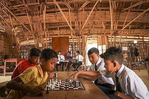 thu hoc phi bang chai nhua tui nilong ngoi truong lam doi thay ca thi tran