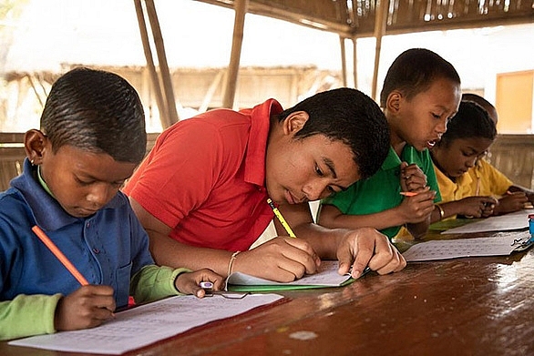 thu hoc phi bang chai nhua tui nilong ngoi truong lam doi thay ca thi tran