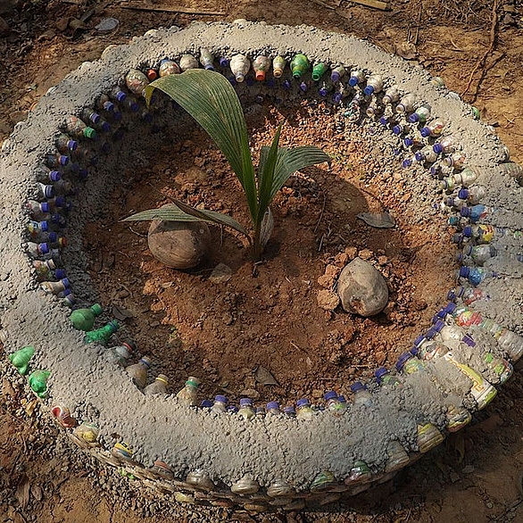 thu hoc phi bang chai nhua tui nilong ngoi truong lam doi thay ca thi tran