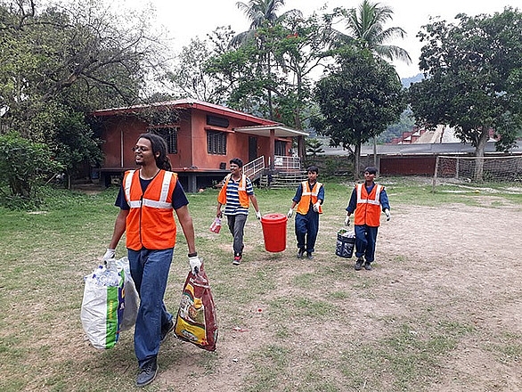 thu hoc phi bang chai nhua tui nilong ngoi truong lam doi thay ca thi tran