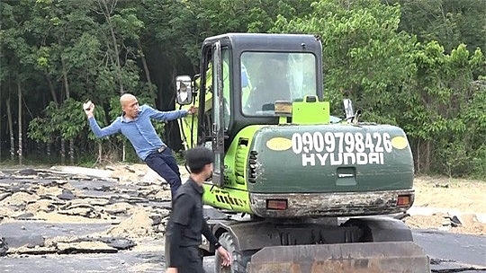 khoi to tam giam 2 nhan vien cua cong ty dia oc alibaba