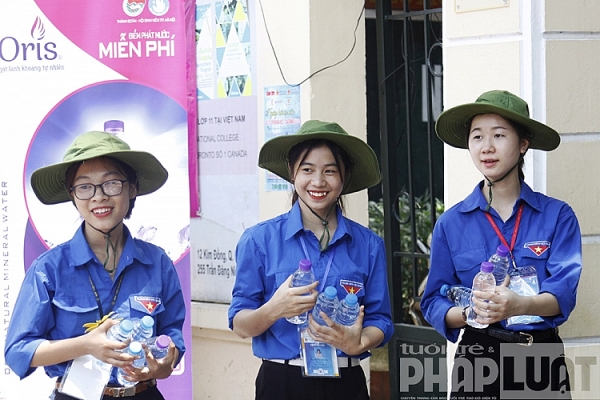 nhung nu tinh nguyen vien tiep lua si tu ha noi