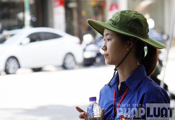 nhung nu tinh nguyen vien tiep lua si tu ha noi