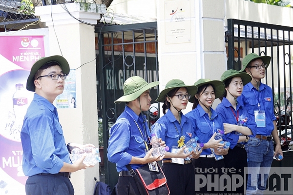 nhung nu tinh nguyen vien tiep lua si tu ha noi