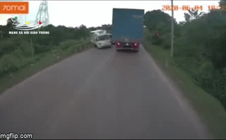 Xe ben mất phanh tông xe tải suýt lao xuống vực