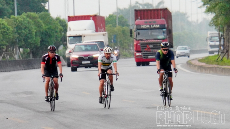Xe đạp thể thao đua tốc độ cùng "hung thần xa lộ"