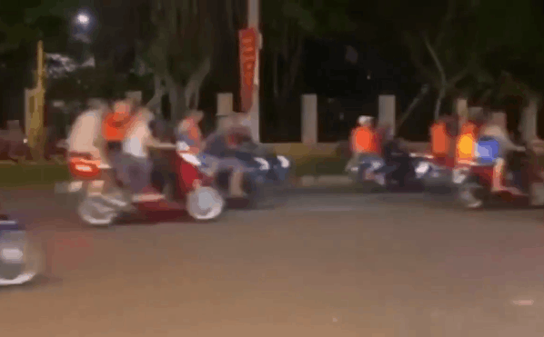 Hàng loạt xe máy chở người mặc áo cam, cầm hung khí "náo loạn" phố Sài Gòn