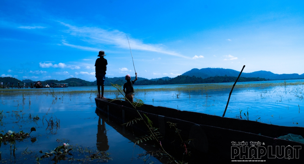 den ho lak cuoi voi cheo thuyen doc moc ngam nui rung tay nguyen bat ngan