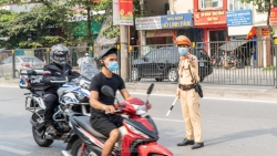 CSGT Hà Nội "căng mình" bám chốt, điều tiết giao thông giữa cái nắng đổ lửa