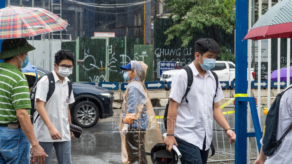 Sĩ tử Hà Nội ngày thứ 2 vượt vũ môn trong mưa bão