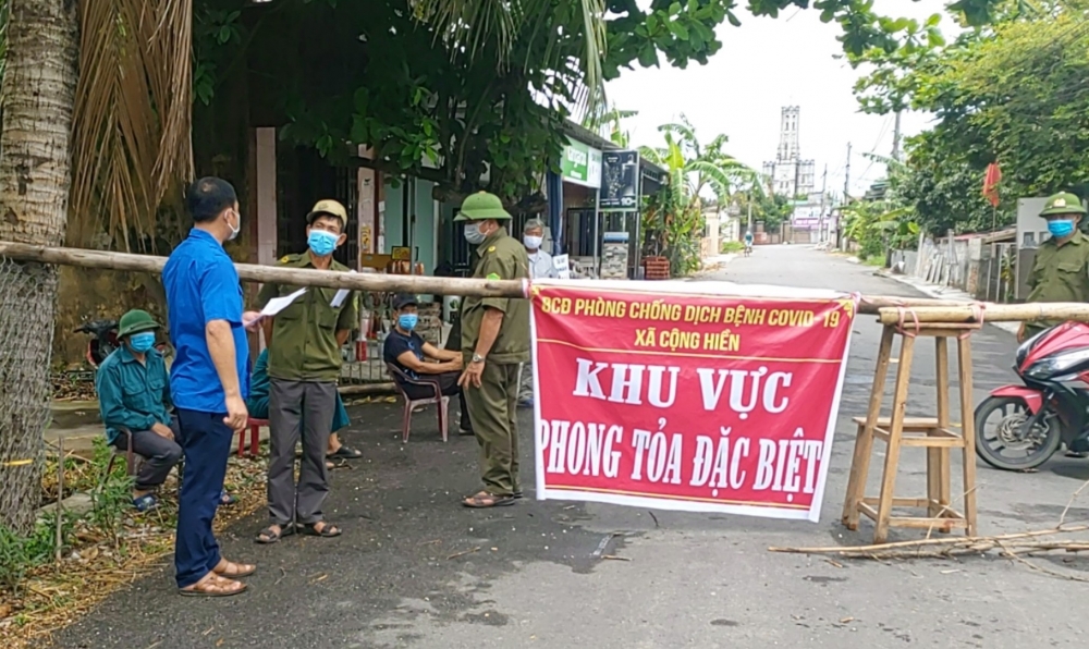 Cơ quan chức năng ngay sau đó đã phun khử trùng khu vực nhà ông T., lập các chốt, phong tỏa thôn Cống Hiền với hơn 900 nhân khẩu