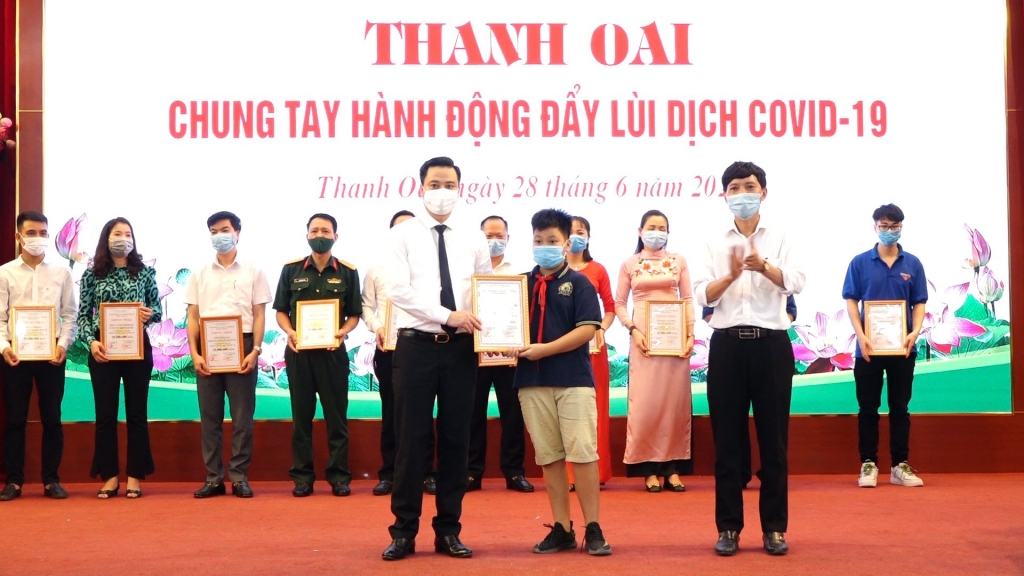 Chủ tịch UBND huyện Thanh Oai Bùi Văn Sáng trao Giấy chứng nhận chung tay ủng hộ Quỹ vaccine phòng chống dịch Covid-19 cho cá nhân nhỏ tuổi nhất
