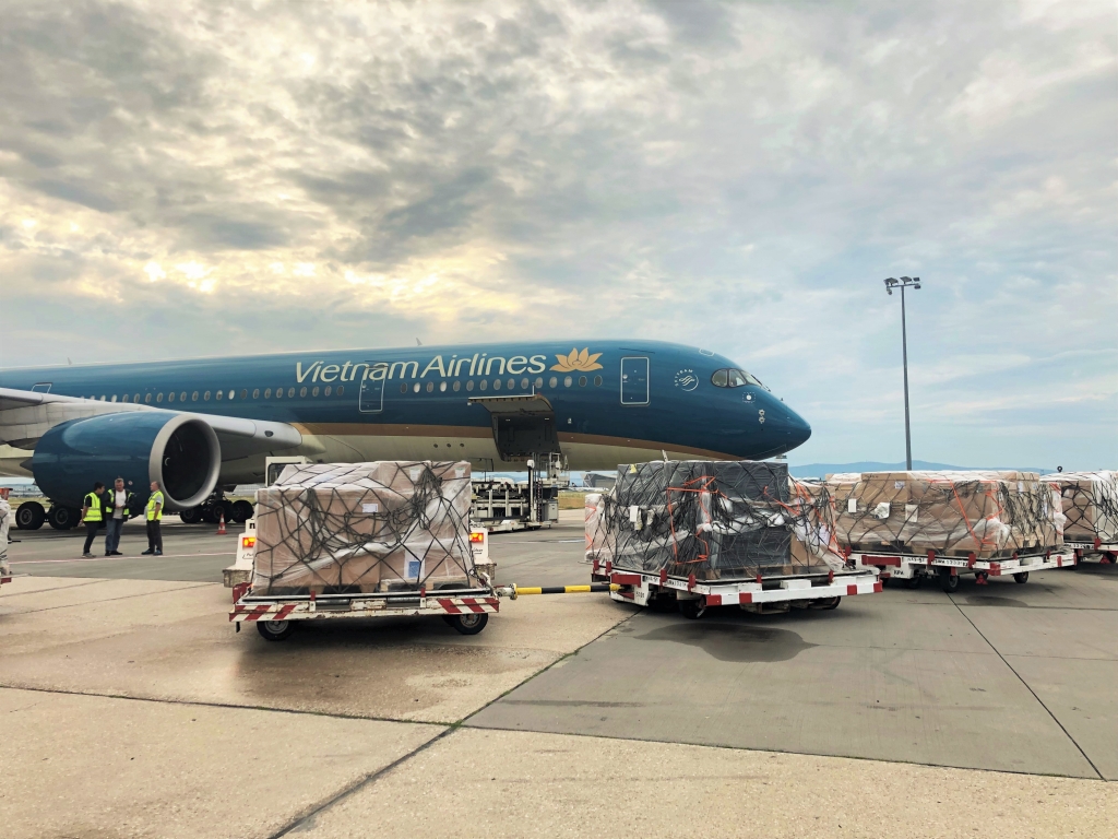 Vietnam Airlines vận chuyển miễn phí 190.000 bộ kit xét nghiệm Covid-19 của Đức viện trợ Việt Nam