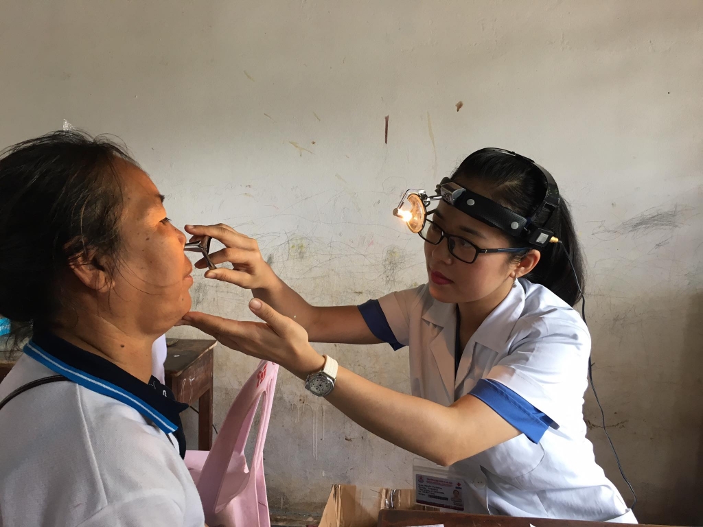 Bác sĩ Hà Nội khám bệnh cho người dân Lào