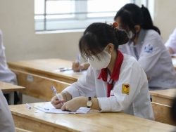 "Cuộc đua nghẹt thở" vào lớp 10 công lập của cha mẹ