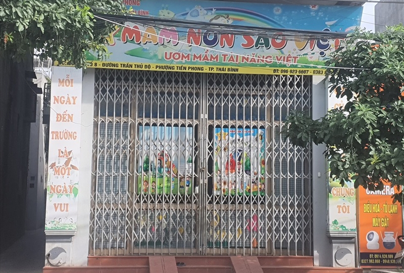 Lớp mầm non tư thục Sao Việt ở TP Thái Bình đã đóng cửa, khóa bên ngoài